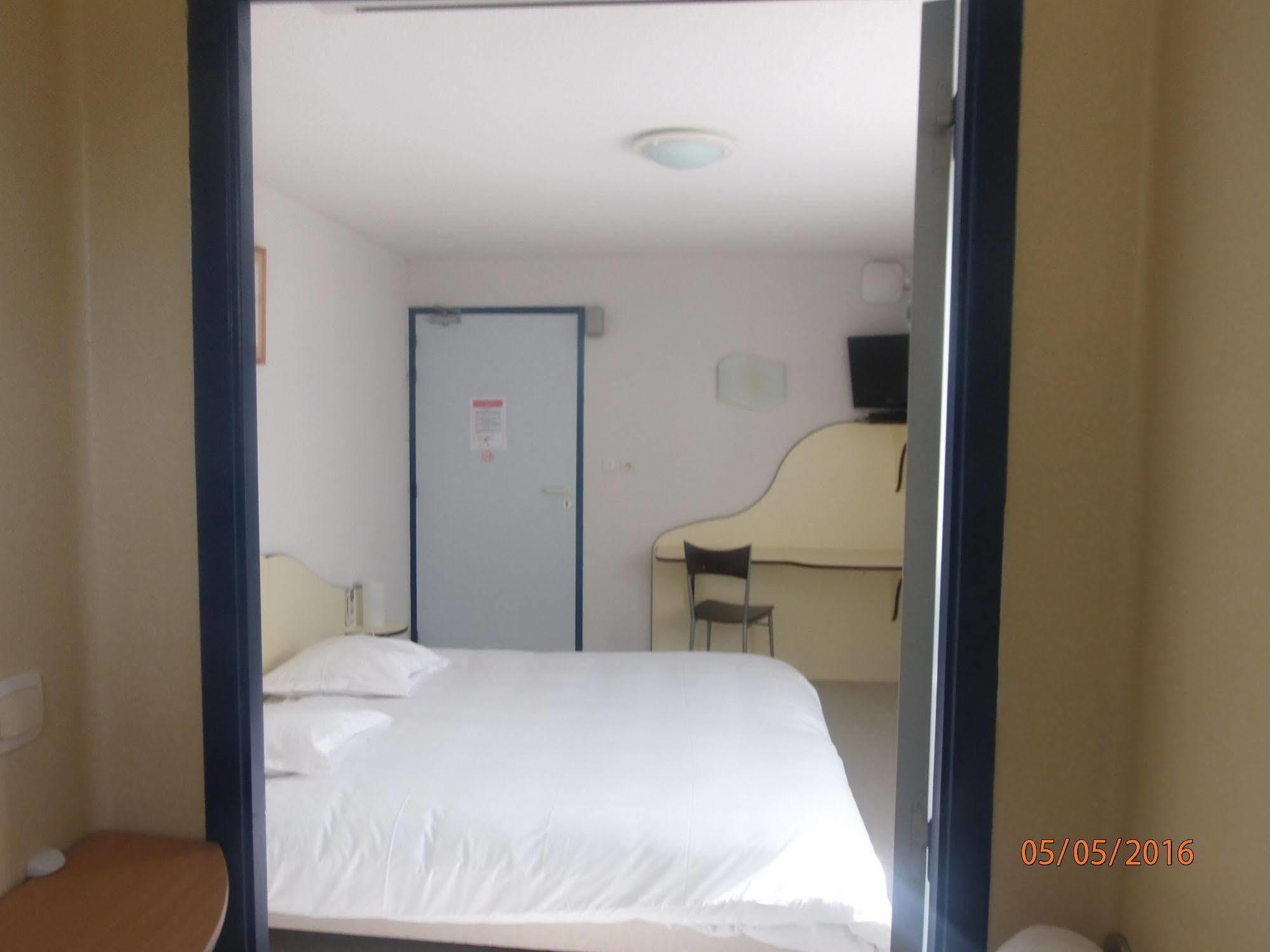 Hotel Le Saint Pierre à Moncoutant Extérieur photo