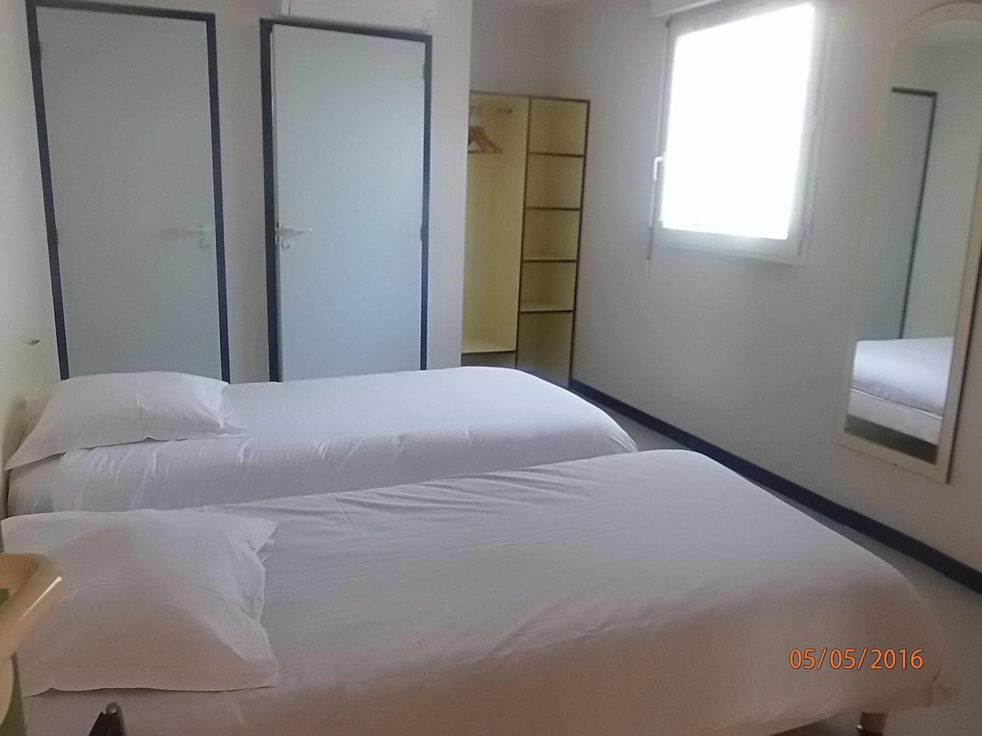Hotel Le Saint Pierre à Moncoutant Extérieur photo