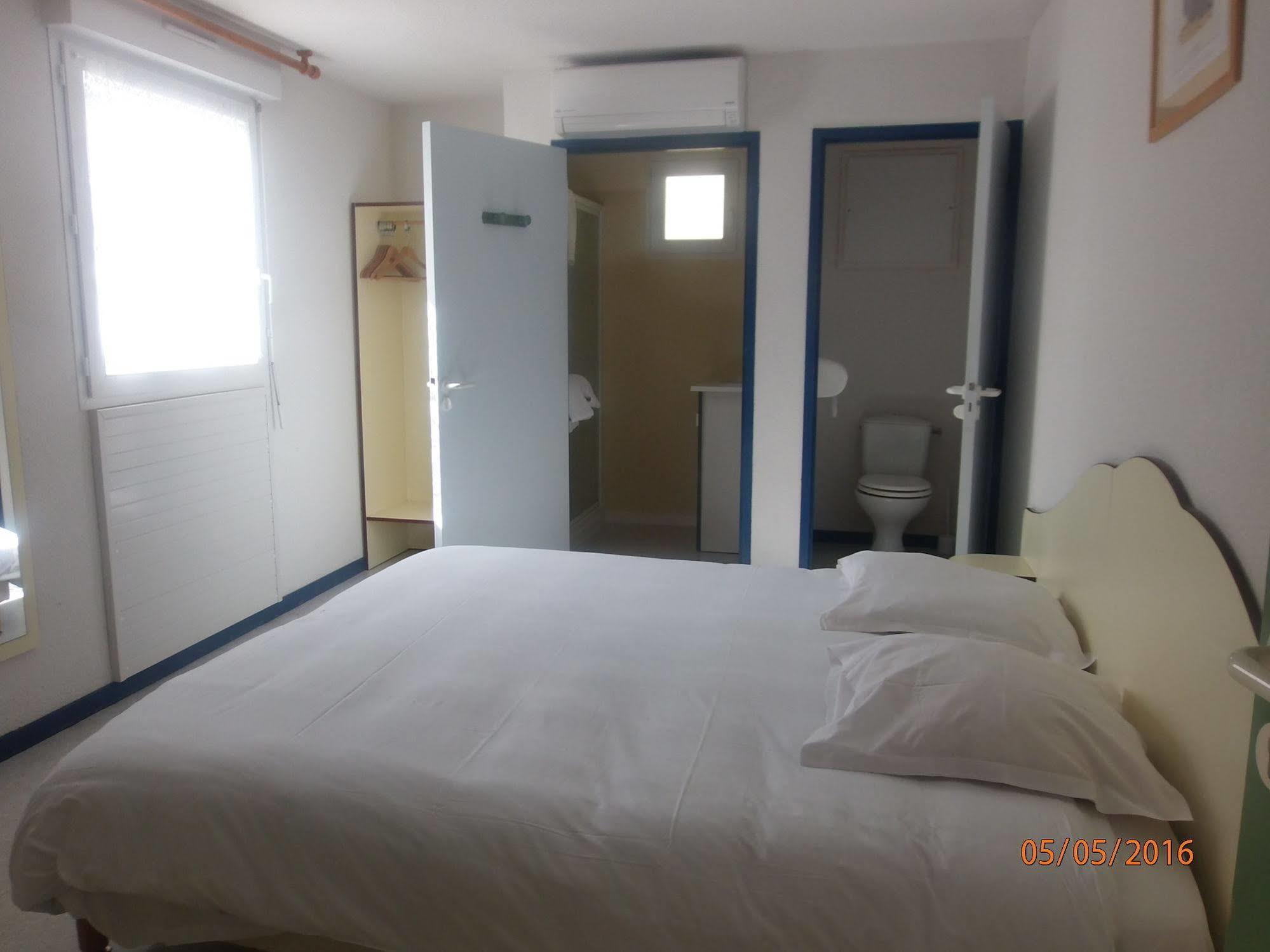 Hotel Le Saint Pierre à Moncoutant Extérieur photo
