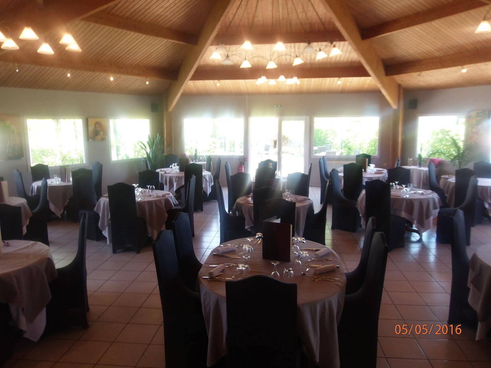 Hotel Le Saint Pierre à Moncoutant Extérieur photo